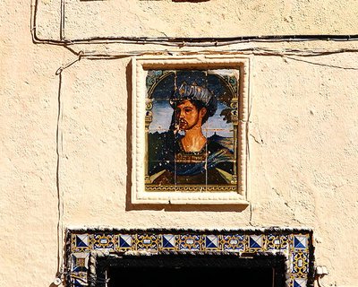 Azulejos cerámicos con el retrato de un hombre fuera de la Casa del Rey Moro de School Spanish