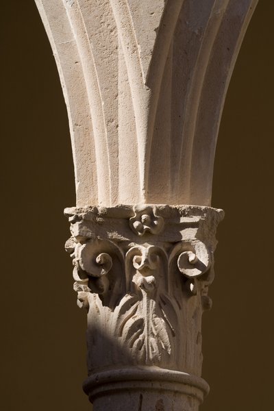 Detalle de una columna en el claustro del Convento de Santo Domingo de School Spanish