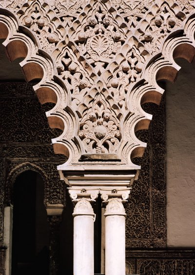 Detalle de uno de los arcos polilobulados del Patio de las Doncellas de School Spanish