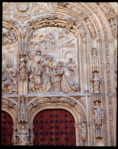 Detalle de la Natividad en la fachada gótica plateresca de School Spanish