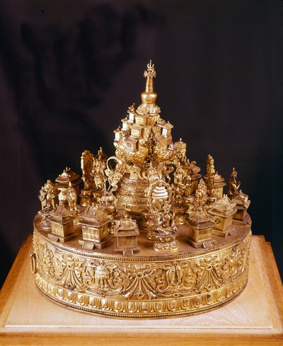 Mandala tibetano: pieza rara en bronce dorado esculpido. El mandala es una vista del cosmos divino, en el centro del cual está el Monte Meru, una montaña coronada por el palacio del dios supremo Indra y rodeada por cuatro continentes - Musée Guimet, París de School Tibetan