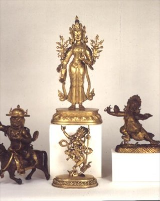 Figura de Padmapani de latón dorado sino-tibetano; figura de Dam-can Dor-je Legs-pa de bronce dorado tibetano oriental; figura de Syamatara sino-tibetana; figura policromada de Vajravavali de School Tibetan