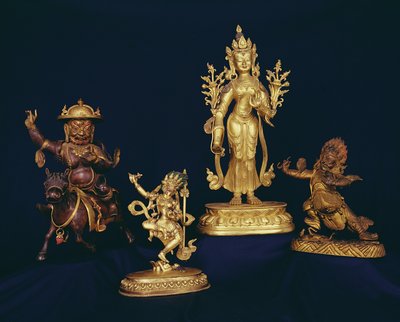Figuras tibetanas: Vajravarahi bailando sobre un cadáver humano; figura de Padmapari; figura de Beg-tse; figura de Dam-can Dor-je Legs-pa montando un caballo de School Tibetan