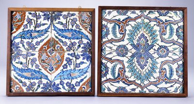 Azulejo de Iznik con flores de ciruelo y tulipanes, c.1570, y un azulejo de Iznik del siglo XVII con palmeta roja y azul dividida de School Turkish