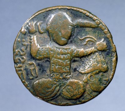 Anverso de moneda (bronce) que representa a un turco con casco sentado con las piernas cruzadas sosteniendo una espada detrás de su cabeza en la mano derecha y una cabeza cortada con casco en la mano izquierda. acuñada por Husam al-Din Yuluq Arslan (1184-1 de School Turkish