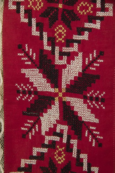 (detalle) del delantal del conjunto de boda ucraniano de School Ukranian