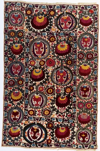Un susani, el fondo de lino blanco trabajado en sedas en tonos vibrantes, c.1900 de School Uzbek