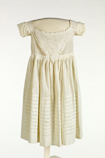 Bata de bautizo para niño con bordado de Ayrshire en el frente y las mangas, c.1850 de Scottish School
