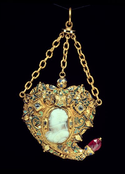 Conjunto de relicario, con un retrato en camafeo de María, Reina de Escocia (1542-87) finales del siglo XVI de Scottish School