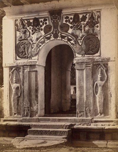 Entrada a los terrenos de Nata Dewale, Kandy de Scowen and Co.