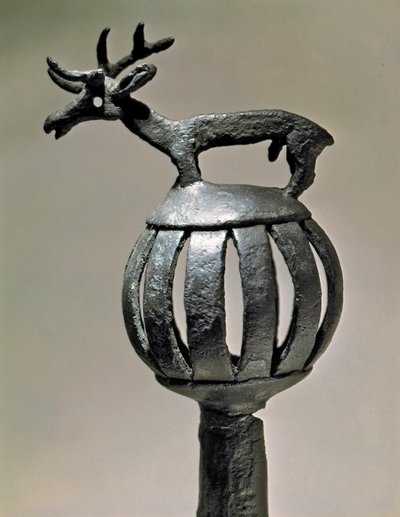 Arte escita: adorno de tanque de bronce con la figura de un ciervo de Scythian