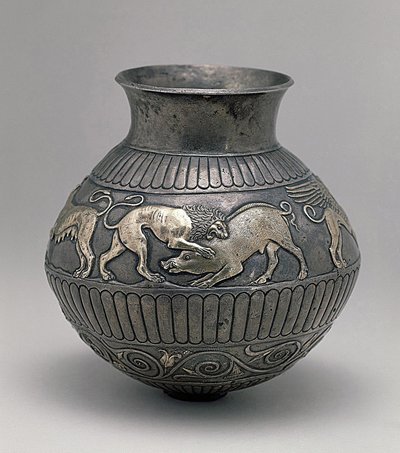 Arte escita: jarrón de plata del siglo IV a.C. decorado con una franja que representa un león atacando a un jabalí de Scythian