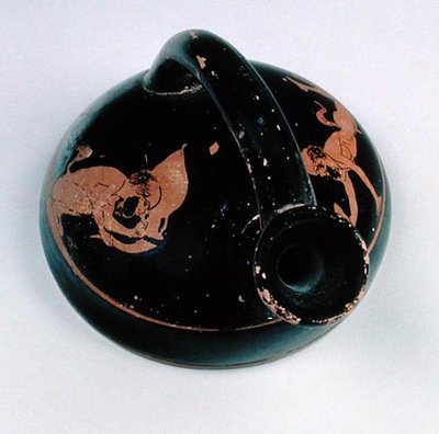 Áskos de figuras rojas ático, de la Tumba II en Nymphaeum en Crimea, c.430 a.C. (cerámica) de Scythian