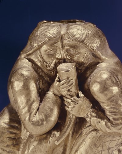 Placa que representa a dos escitas compartiendo una bebida (oro) (detalle) de Scythian