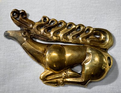Arte escita (civilización escita o Escitia): emblema de escudo en forma de ciervo. Objeto de oro de finales del siglo VII, principios del siglo VI a.C. San Petersburgo, Museo del Hermitage de Scythian