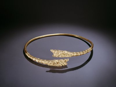 Torque con leones atacando jabalíes en los extremos de Scythian