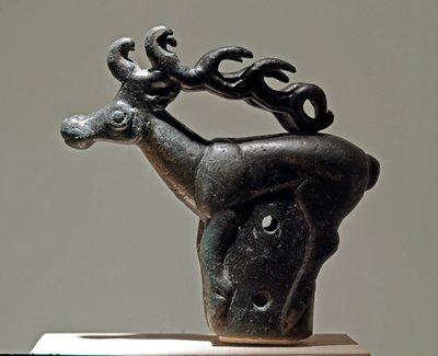Cubierta zoomorfa que representa un ciervo. Objeto de bronce del siglo VI-II a.C. Museo del Hermitage, San Petersburgo de Scythian Scythian