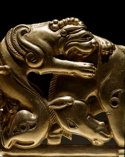 Fíbula de cinturón de oro que representa un grifo atacando a un caballo, detalle. De Chiliktin. Siglo VI-II a.C. Museo del Hermitage, San Petersburgo de Scythian Scythian