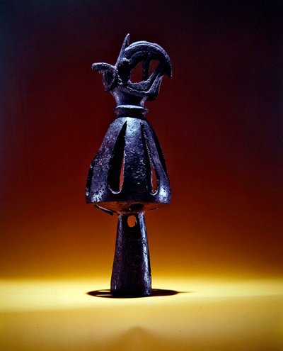 Remate, cono calado decorado con cabeza de grifo con cuernos de carnero, finales del siglo VII - principios del siglo VI a.C. de Scythian Scythian