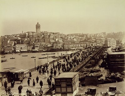 Puente de Gálata sobre el Cuerno de Oro, Estambul, hacia 1890 (foto en blanco y negro) de Sebah and Joaillier
