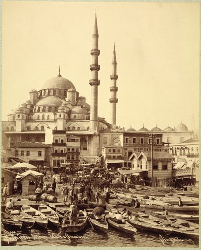 Mezquita de Santa Sofía y barcos de pesca en la orilla del Bósforo, Estambul, hacia 1890 (foto en blanco y negro) de Sebah and Joaillier