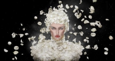 La mujer de los pétalos etéreos de See Plus