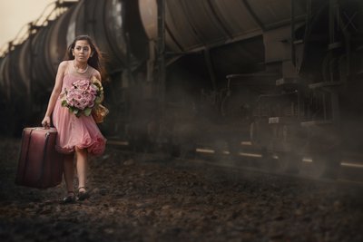 Viaje en tren con vestido rosa de See Plus