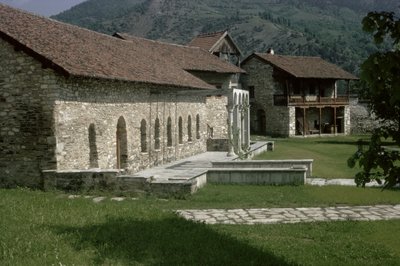 Refectorio y casa de huéspedes, finales del siglo XII de Serbian School
