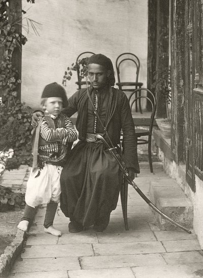Guardia árabe (kawass otomano) con un niño en el jardín de una casa en el distrito de Judea de Jerusalén, 1867 de Sergeant Henry Phillips