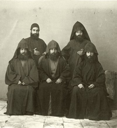 Grupo de 5 sacerdotes armenios en el patio del Hotel Mediterráneo, Jerusalén, 1867 de Sergeant Henry Phillips