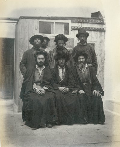 Grupo de 7 judíos polacos en el patio del Hotel Mediterráneo, Jerusalén, 1867 de Sergeant Henry Phillips