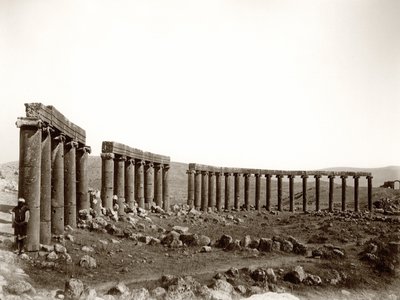 La plaza columnada ovalada desde el noroeste, Jerash, 1867 de Sergeant Henry Phillips