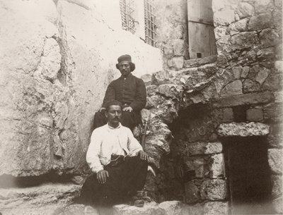 Dos hombres sentados junto al dintel de la Puerta de Barclay en el Muro Occidental del Monte del Templo, Jerusalén, 1866 de Sergeant Henry Phillips
