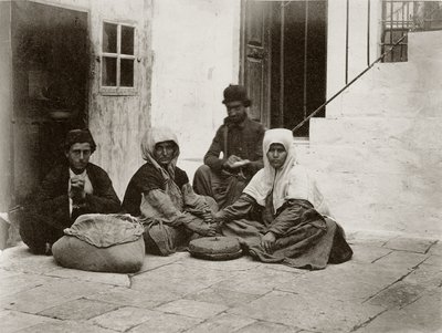 Mujeres moliendo harina con piedras de molino redondas en el patio de una casa en Jerusalén, 1867 de Sergeant Henry Phillips