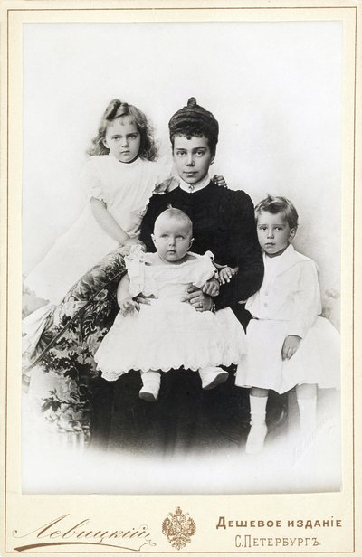Gran Duquesa Xenia Alexandrovna de Rusia con los niños Irina Alexandrovna, Andrei..., 1903 de Sergei Lvovich Levitsky