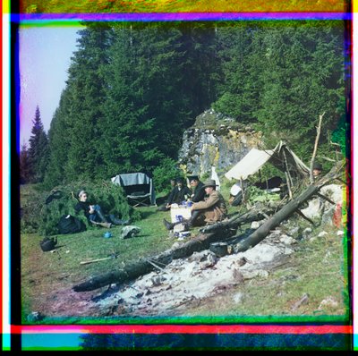 Sergei Prokudin-Gorskii y otros sentados en un campamento, río Chusovala, Montes Urales, Rusia de Sergei Mikhailovich Prokudin Gorskii