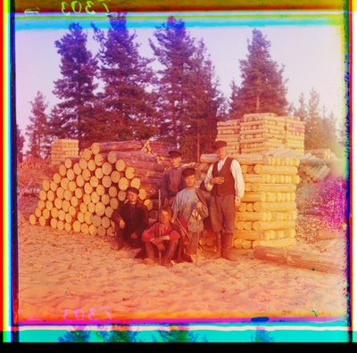 Leñadores, río Svir, vía fluvial Volga-Báltico, Rusia de Sergei Mikhailovich Prokudin Gorskii