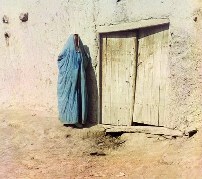 Una mujer uzbeka o tayika con burka, c.1910 de Sergey Prokudin Gorsky