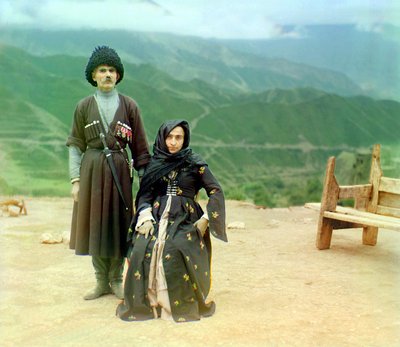 Tipos de Daguestán – un hombre con medallas y una daga y una mujer con vestido negro, Imperio Ruso, entre 1905 y 1915 de Sergey Prokudin Gorsky