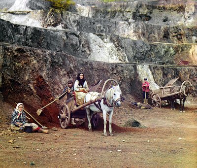 Trabajo en la mina de Bakalskii: una familia, con palas y carros tirados por caballos, trabajando en las minas de hierro en las colinas de Bakaly, Montes Urales, Imperio Ruso, 1910 de Sergey Prokudin Gorsky