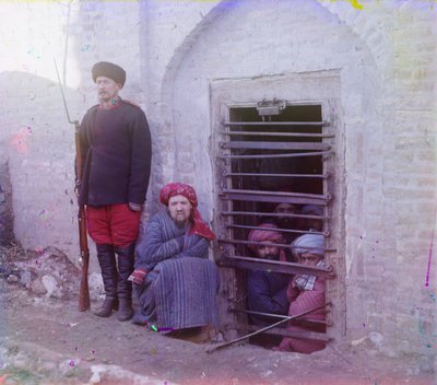 Zindan (foso de prisión tradicional de Asia Central) con guardia uniformado, probablemente Bujará de Sergey Prokudin Gorsky