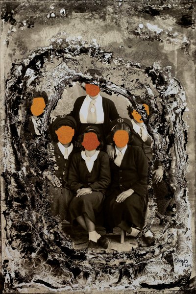 día de la graduación, 2019 (técnica mixta) de Sergis Adamos