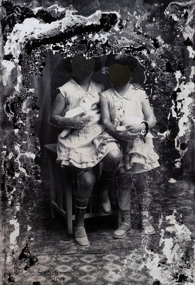 hermanas con mascotas, 2019 (técnica mixta) de Sergis Adamos