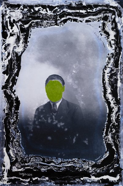 joven caballero posando solo, 2019 (técnica mixta) de Sergis Adamos