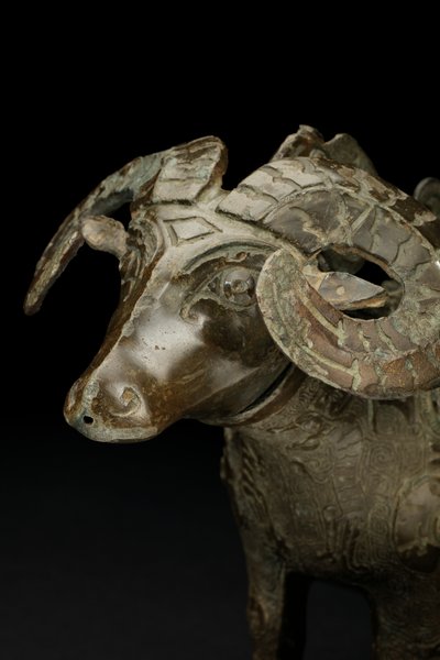 Vasija ritual en forma de carnero, Gong (bronce) de Shang Dynasty Chinese School