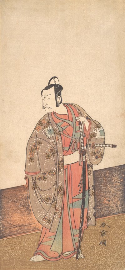 El actor Ichikawa Danjuro V de pie dentro de una casa y frente a un engawa, ca. 1772 de Shunsho