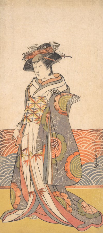 El tercer Segawa Kikunojo como una mujer de pie en una habitación con un zócalo con patrón de olas, ca. 1779 de Shunsho