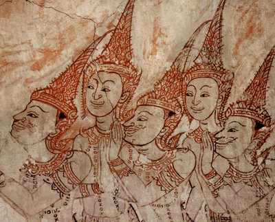 Detalle de las pinturas murales que muestran deidades celestiales del período tardío de Ayutthaya de Siamese School