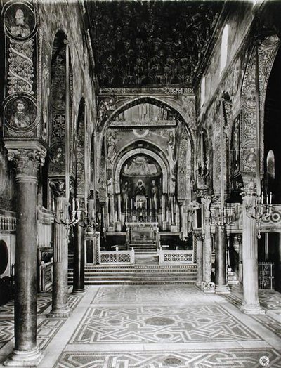 Vista interior de la nave de Sicilian School