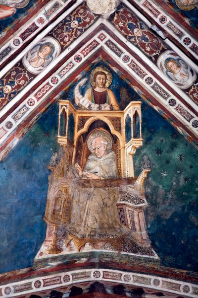 Vista del detalle de un fresco que decora una de las bóvedas de la Iglesia Superior representando a los cuatro doctores de la Iglesia Romana: San Ambrosio de Milán y el evangelista San Marcos. realizado por la escuela de Siena a principios del siglo XIV. M de Sienese School